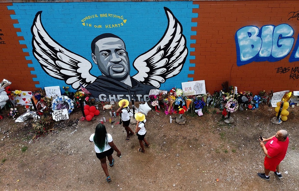 Personas visitan un memorial dedicado a George Floyd, ubicado en Texas. ( AFP )