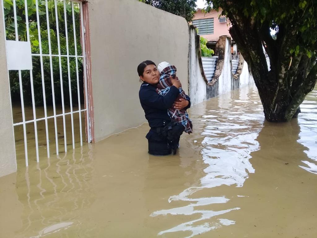 Policías ayudan a la gante a salir de sus casas. (Isabel Zamudio)