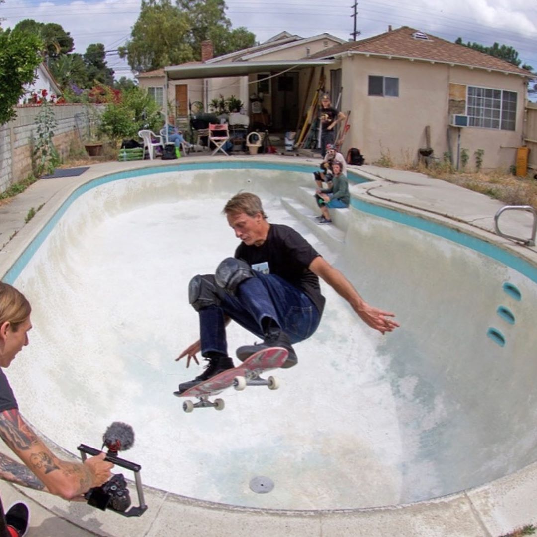 Tony Hawk sufrió una fractura en sus dedos mientras patinaba en una alberca (Instagram: @tonyhawk)