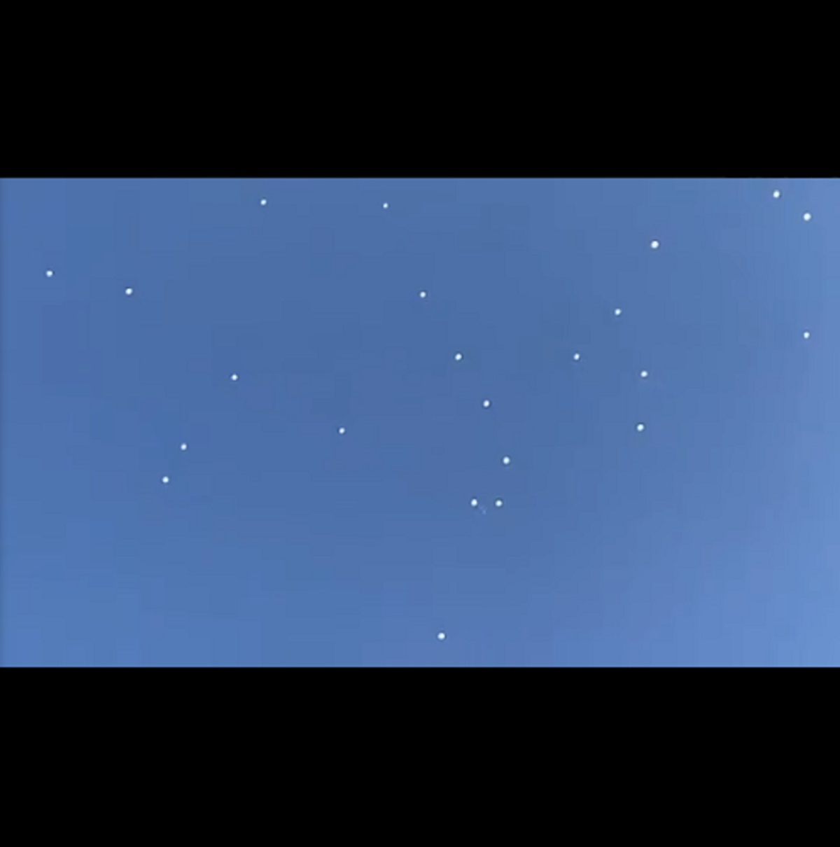 En Twitter se volvieron varios videos que capturaron a supuestos ovnis en el cielo (Twitter).