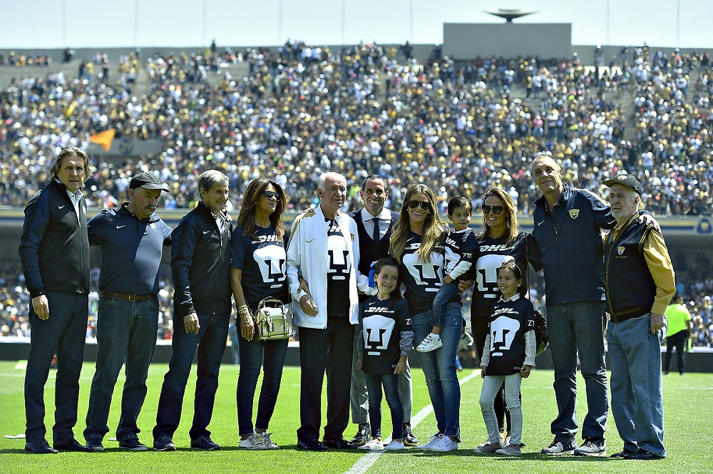 Aarón Padilla recibió un reconocimiento por parte de Pumas en 2017 (Imago7)