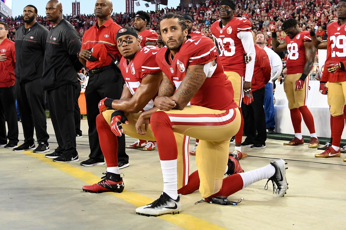 Eric Reid y Colin Kaepernick, ex jugadores de San Francisco (AFP)