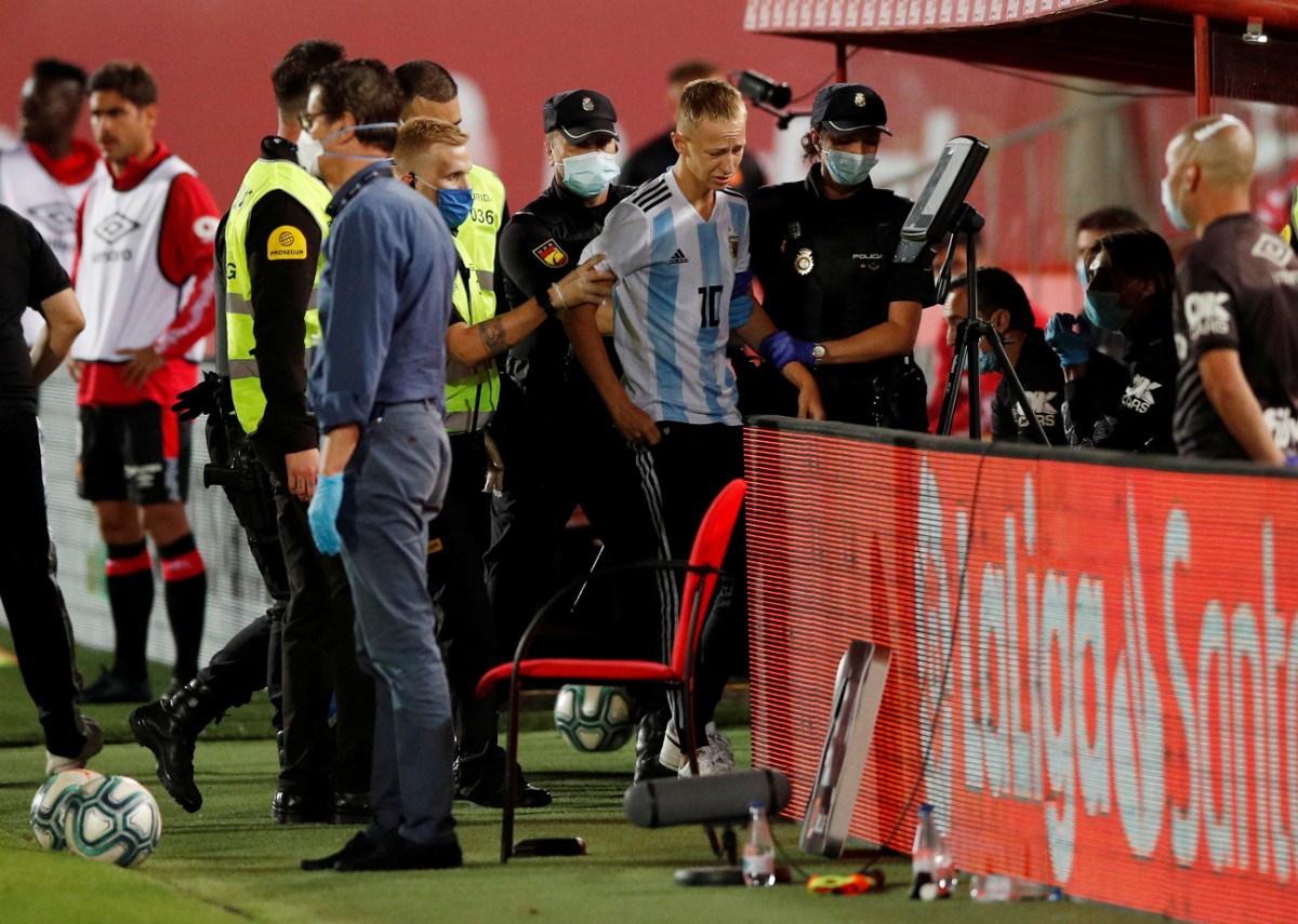 Espontáneo salta a la cancha en el partido Mallorca vs Barcelona (Reuters)
