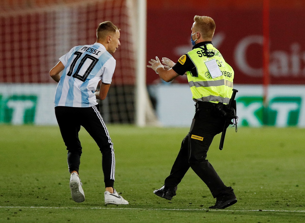Un espontáneo saltó a la cancha durante el Mallorca vs Barcelona (Reuters)