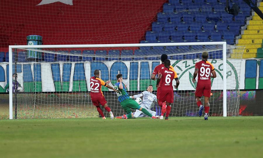 Fernando Muslera sufre escalofriante fractura en duelo del Galatasaray (EFE)