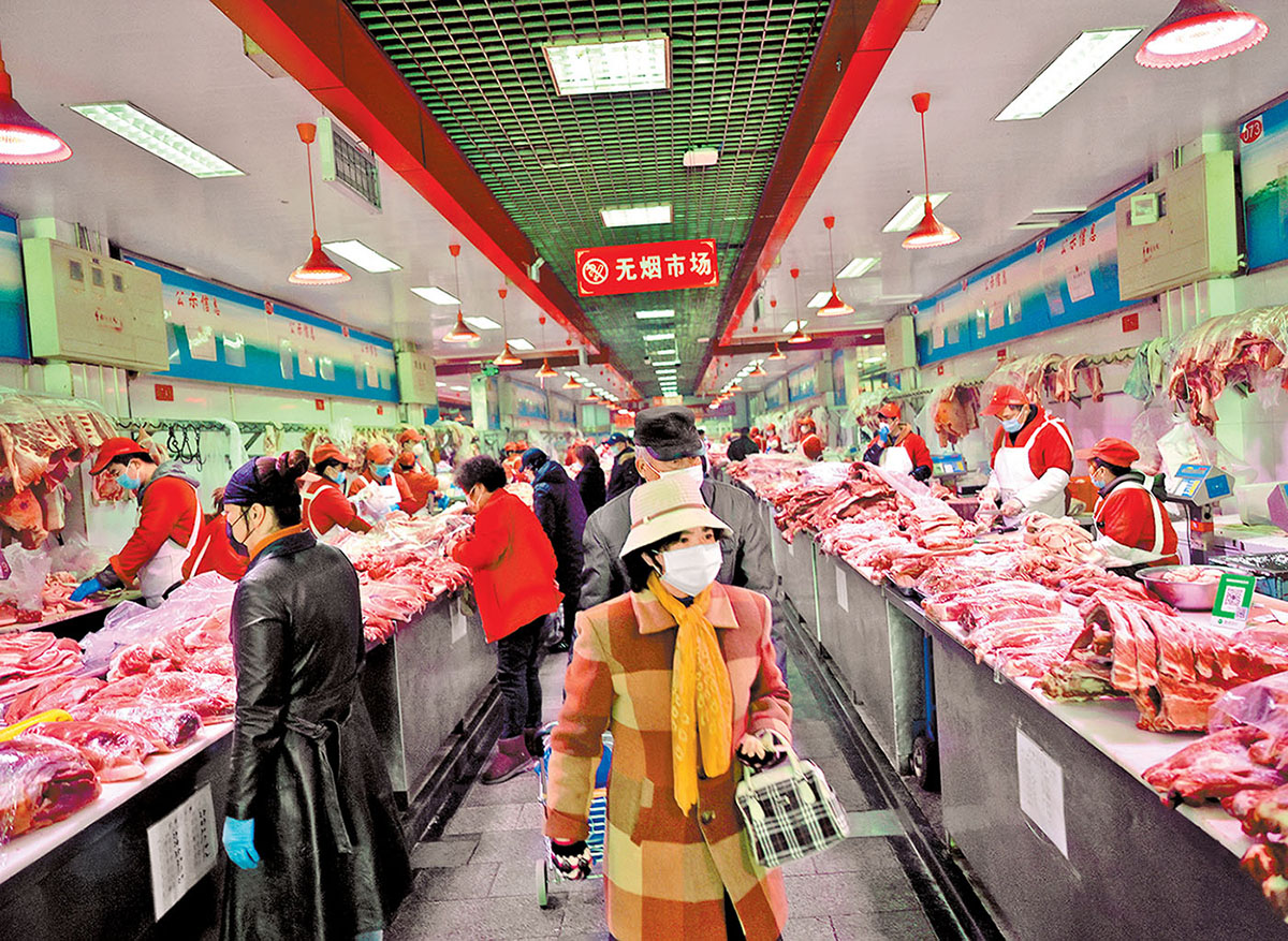 El mercado de Xinfadi surte de alimentos a 90 por ciento de la capital; el brote se detectó en el área de mariscos. (Reuters)