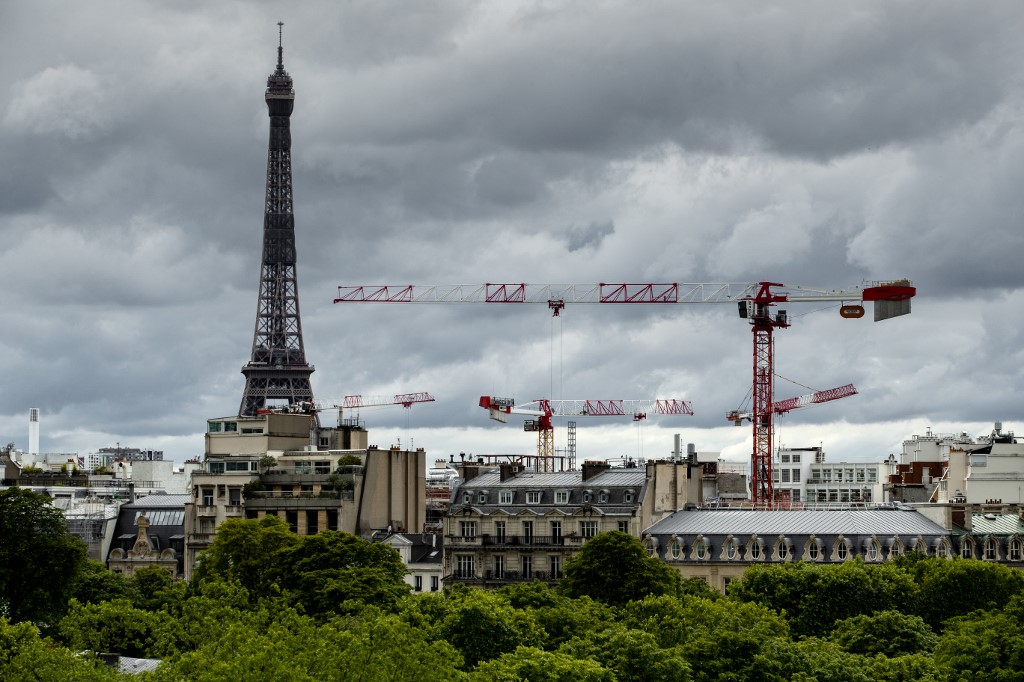 París, la principal urbe francesa, recobrará actividades este lunes tras el anuncio de Macron. (AFP)