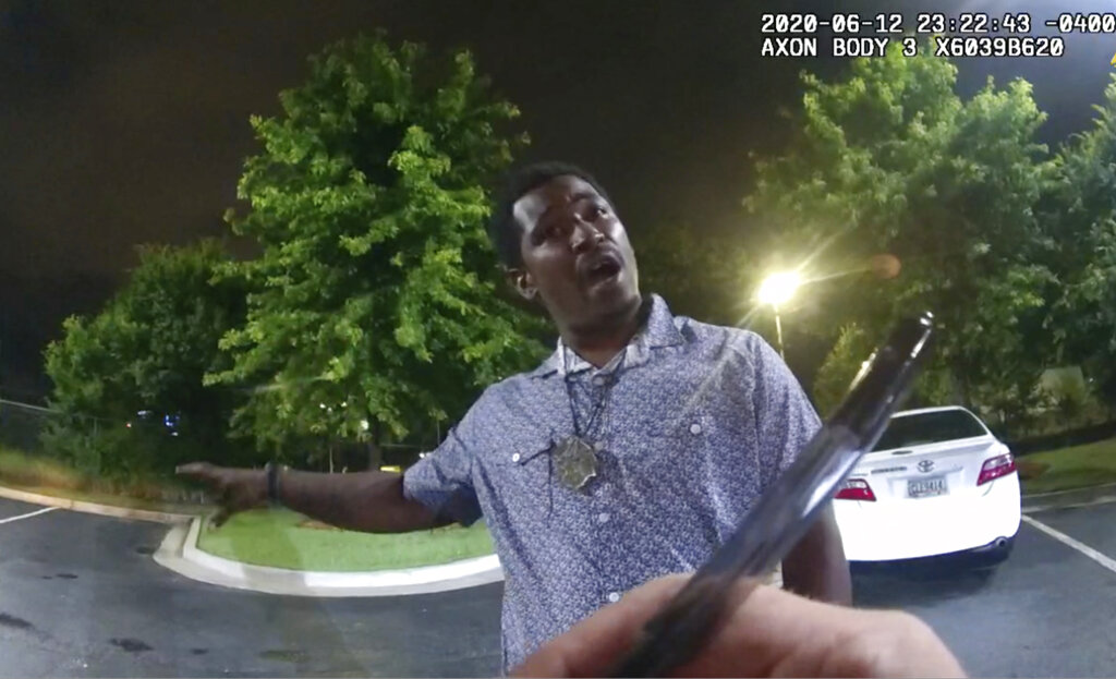 Rayshard Brooks se había quedado dormido frente a la ventanilla de un restaurante por estado de ebriedad. (AP)