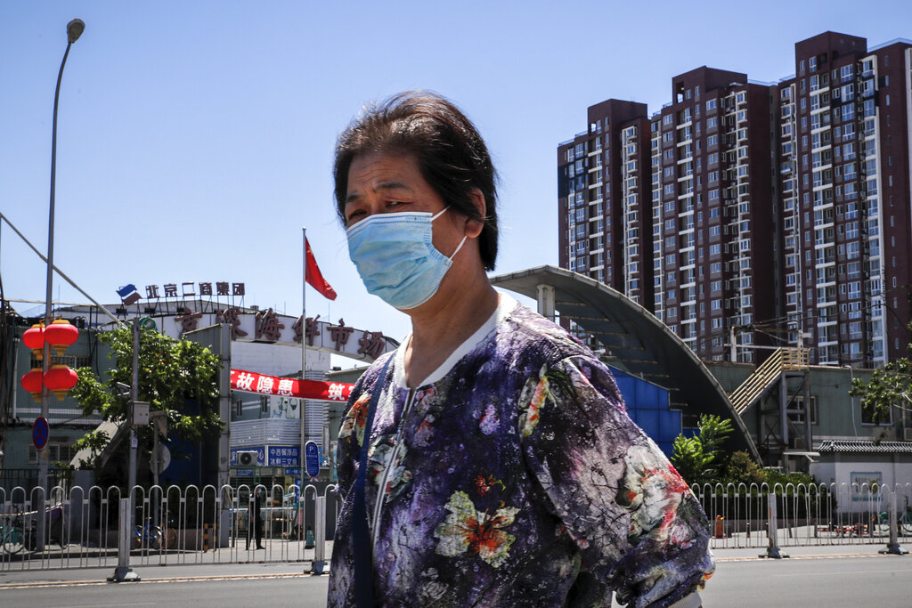 El rebrote en China se dio por una tabla para cortar salmón en un mercado de Beijing. (AP)