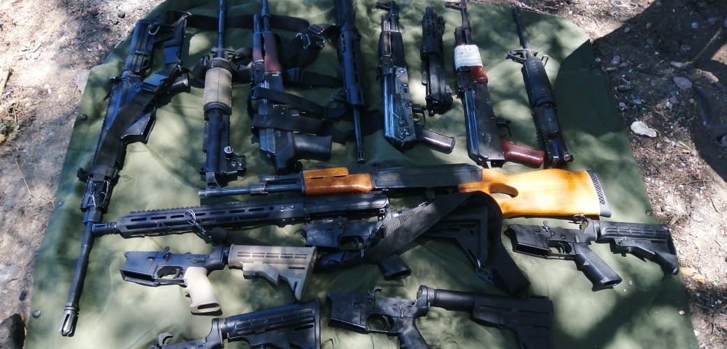 Transportaba en su vehículo 10 armas de grueso calibre