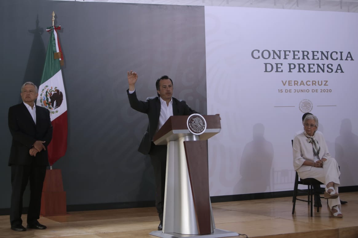 Cuitláhuac García Jiménez, gobernador de Veracruz, en conferencia. (Ariana Pérez)