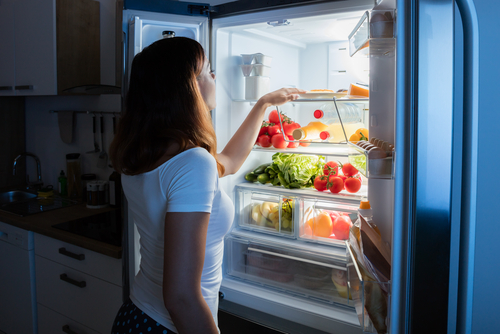 Nuevo estudio revela que el covid-19 puede quedar en tu refri. (shutterstock)