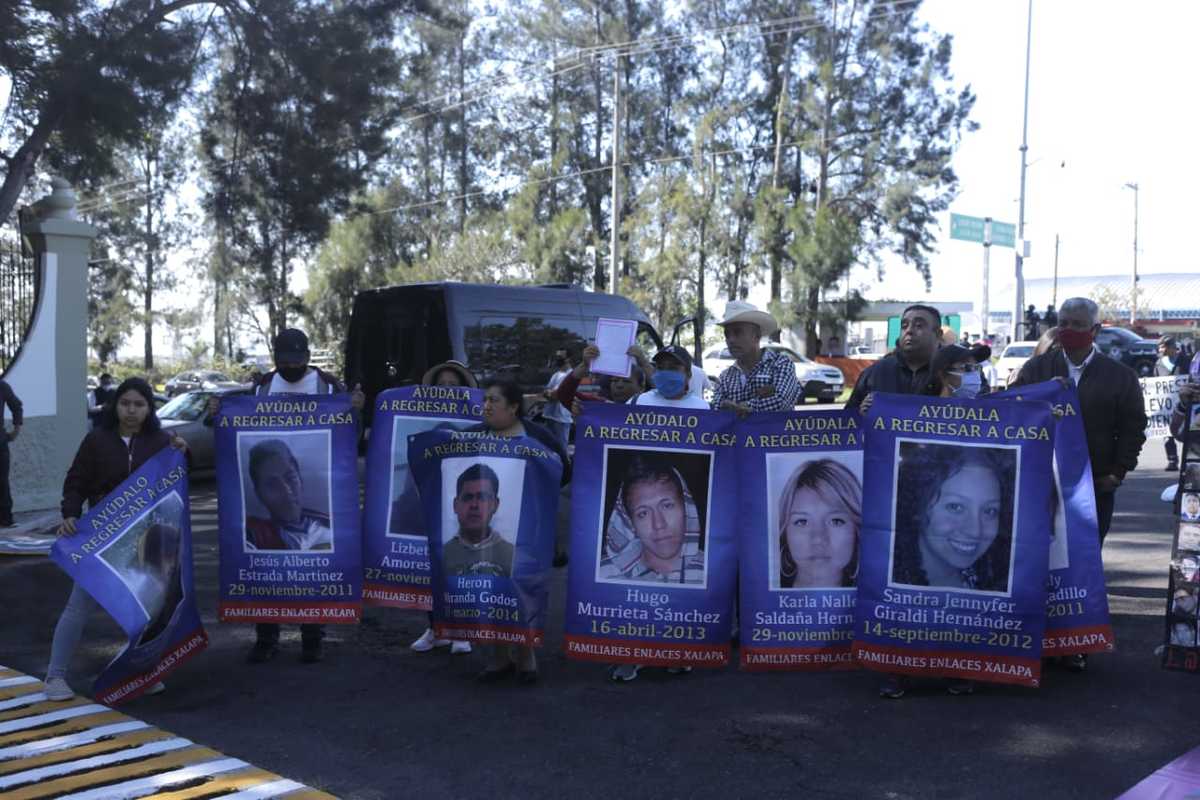Los familiares de víctimas llevaron pancartas con los rostros de sus familiares desaparecidos | Ariana Pérez