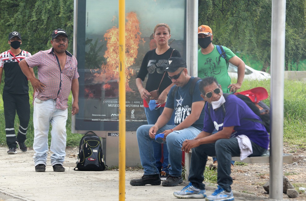 El gobernador señaló que los usuarios de transporte respetan las medidas para prevenir el contagio. Foto: Raúl Palacios.
