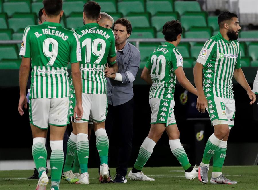 Lainez y Guardado, con minutos en empate del Real Betis ante el Granada (EFE)