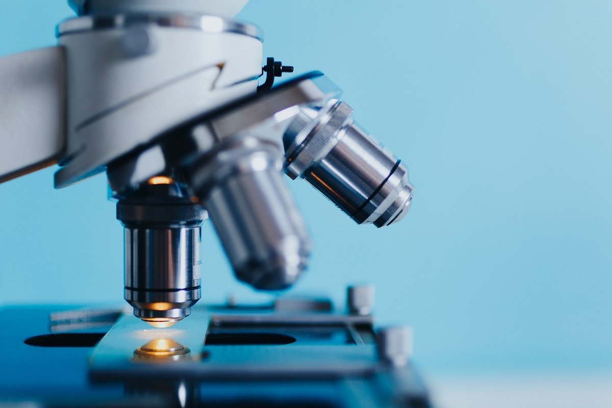 Microscopio en laboratorio. (Tomado de Pixabay)