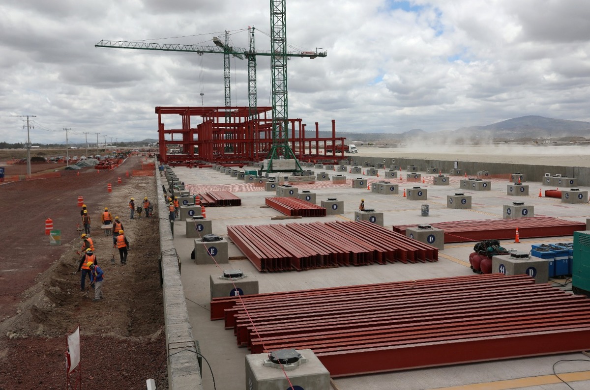 La construcción del aeropuerto en la base militar de Santa Lucía inició en octubre de 2019. | Reuters