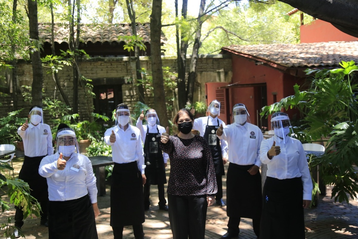 Olga Méndez y su equipo en el restaurante La Noria. (Andrés Lobato)