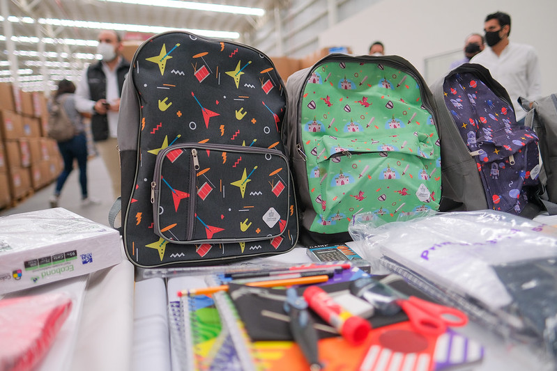 Los paquetes incluyen mochila, útiles, uniformes y calzado. (Cortesía)