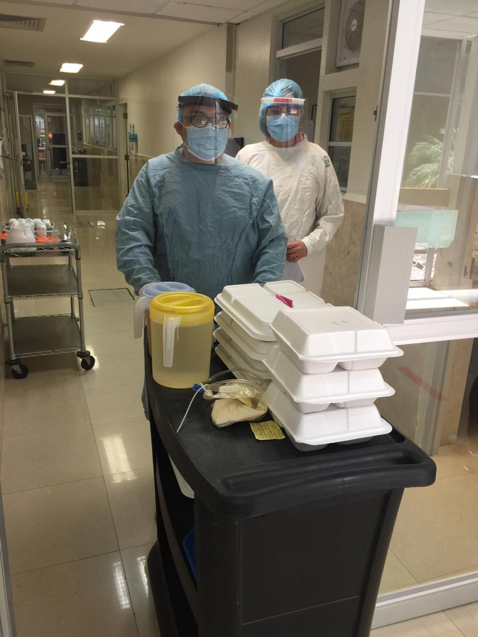 Personal del IMSS reparte alimentos adecuados a pacientes con coronavirus.