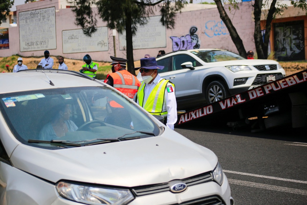 Personal de la Secretaría de Movilidad y agentes de vialidad estatal en un operativo. (Andrés Lobato)