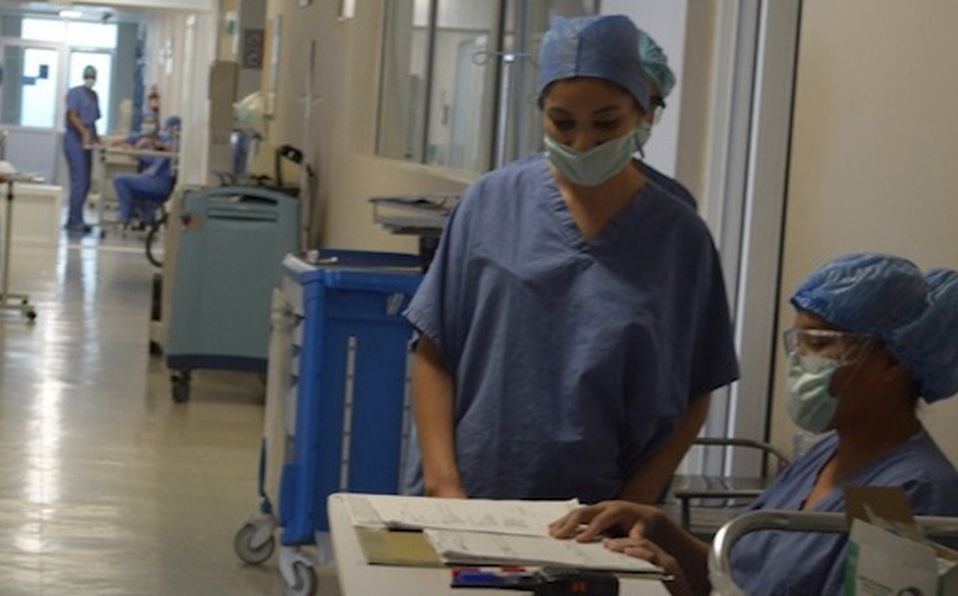 Reconocen labor de médicos de Hospital Covid con tarjetas especiales