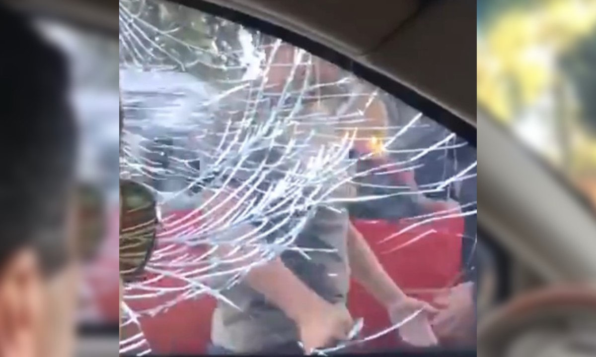 El taxista rompe el cristal del conductor. (Captura de pantalla)