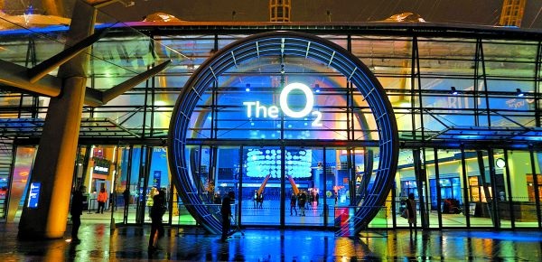 El tribunal desbloqueó la compra de O2 en Reino Unido por parte de su rival Three. Shutterstock