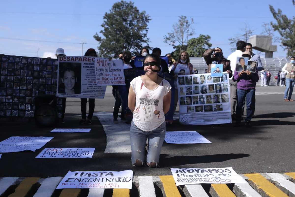 Durante la visita de López Obrador a Xalapa, Veracruz, familiares de desaparecidos se manifestaron afuera del campo militar 26A | Ariana Pérez