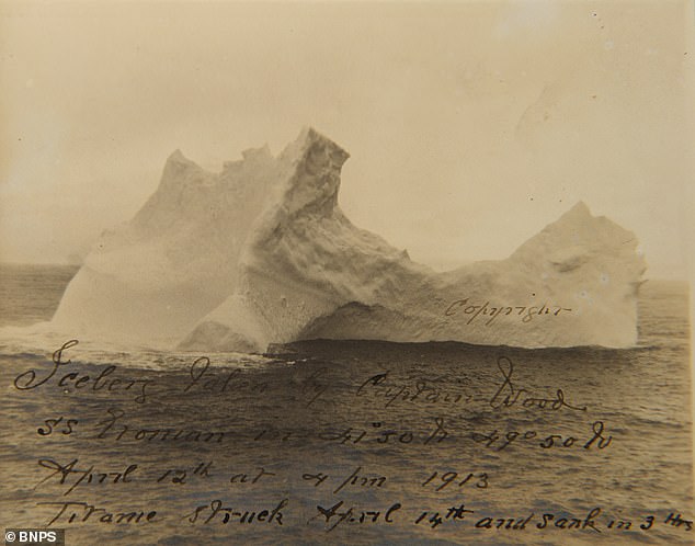 W Wood mandó a su bisabuelo la foto del supuesto iceberg que hundió el titanic junto a una carta .(Henry Aldridge and Son Ltd)