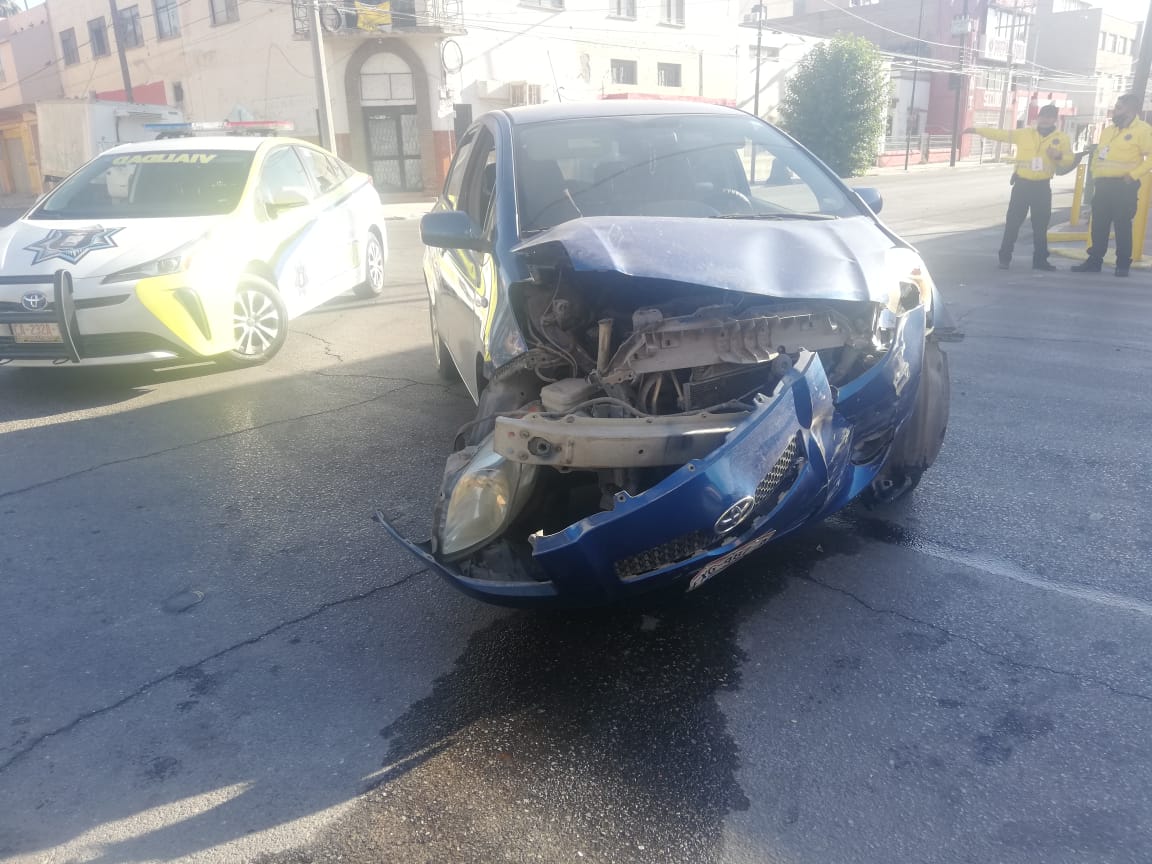El accidente vial dejó considerables daños materiales en ambos vehículos. (Notivox Digital)