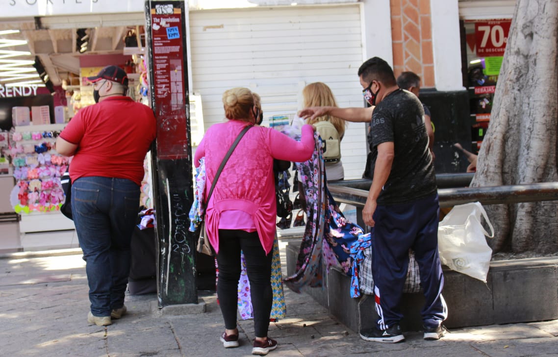 Los ambulantes realizaron su venta y la movilidad en el corazón de la ciudad incrementó. (Jesús Zavala)