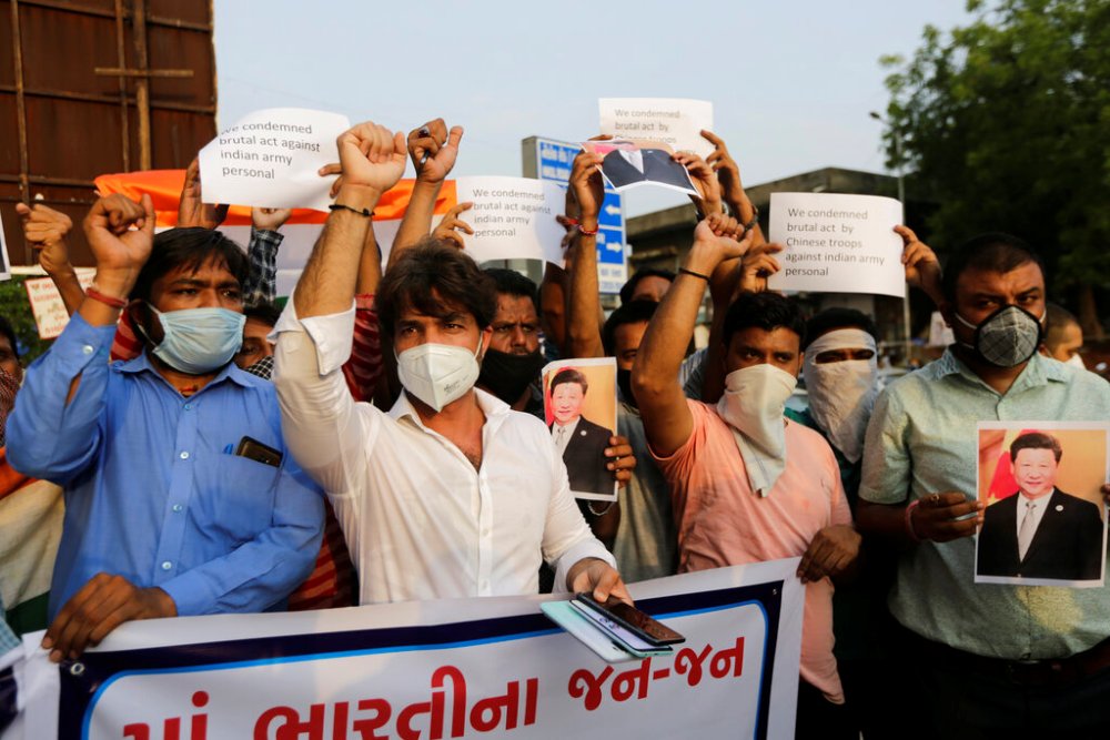 Cientos de personas en India gritaron consignas contra China tras el choque de tropas. (AP)
