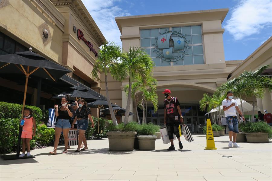 Los comercios podrán reabrir al 50 por ciento de su capacidad, de lunes a domingo. (EFE)