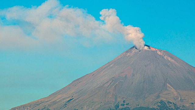 Emite Popocatépetl 302 exhalaciones y columnas de un kilómetro