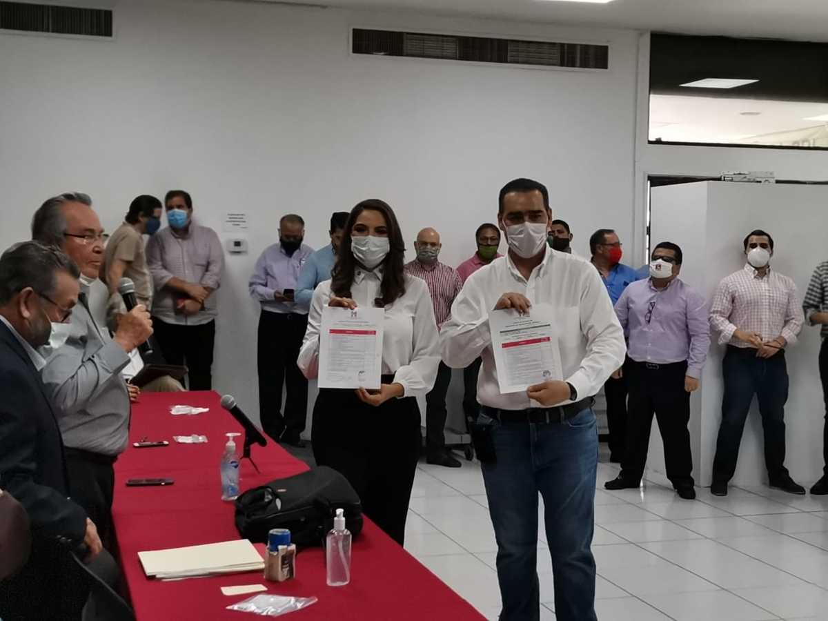 Heriberto Treviño acudió a registrarse para candidato a la dirigencia del PRI. Foto: Especial.