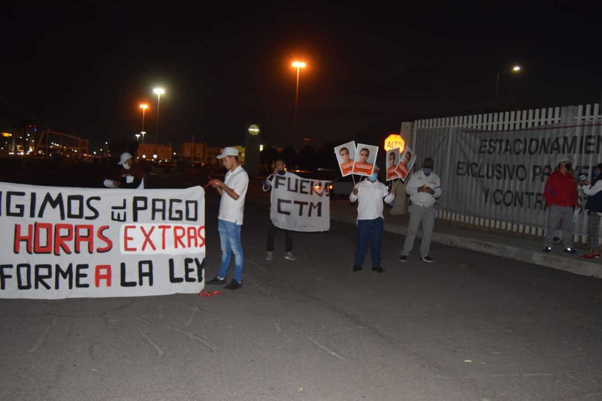 Los manifestantes se instalaron frente a los accesos de la empresa en Aguascalientes. (Foto: Liberto Ureña)