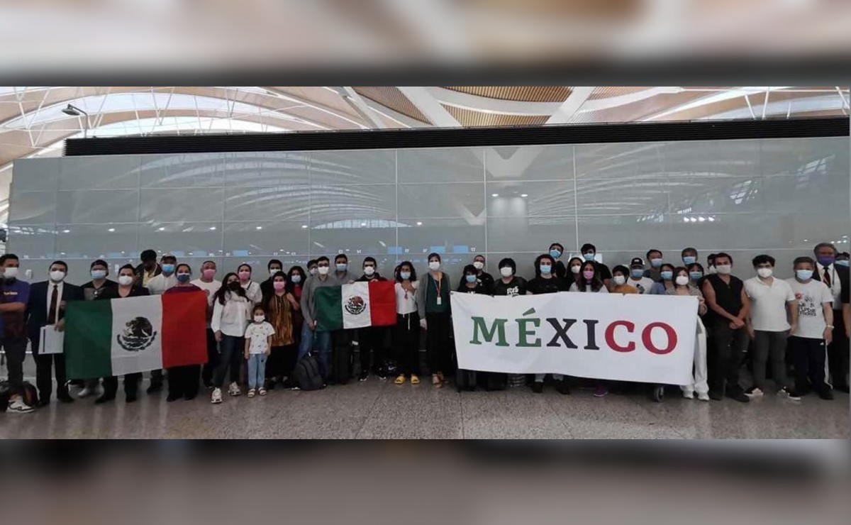 54 mexicanos que se encontraban varados en China pudieron regresar a México. (Twitter | @m_ebrard)