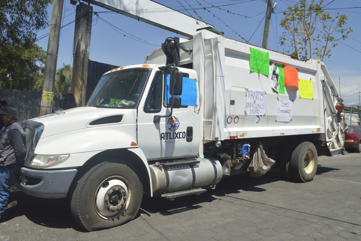 Personal del Servicio de Limpia de Atlixco realizan paro de labores exigiendo el despido del Jefe de Departamento. (Agencia Enfoque)