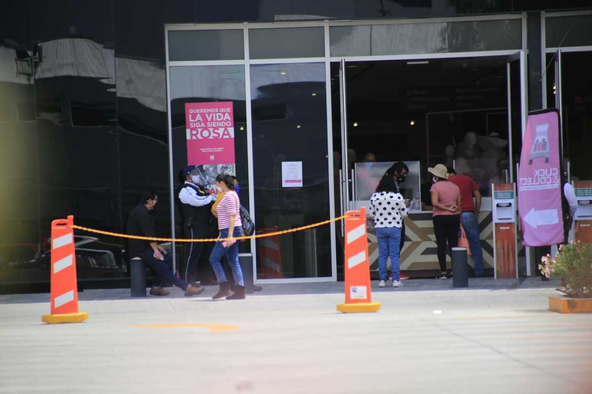 Tiendas departamentales como Liverpool de parque Puebla, están atendiendo al consumidor. (Andrés Lobato)