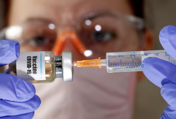 La vacuna experimental contra coronavirus de AstraZeneca podría proteger durante año. |Reuters