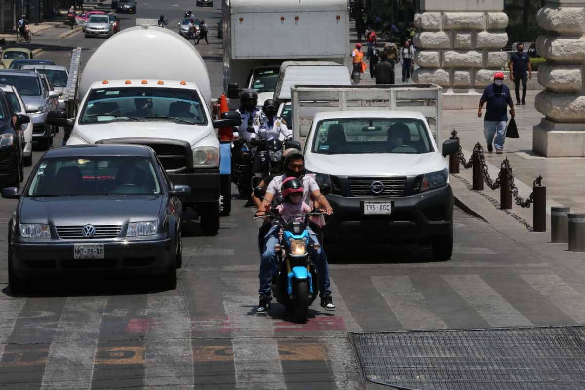 Vehículos en avenida Juárez en la CdMx. (Javier Ríos)