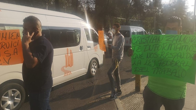 Camilleros protestan afuera de hospital en Centro Citibanamex