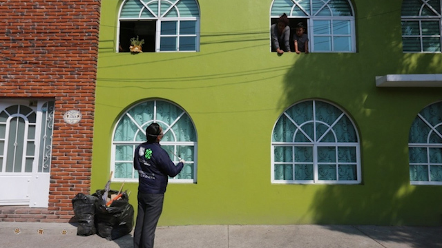 Casa por casa, jóvenes informan sobre la cuarentena y el covid-19 en CdMx