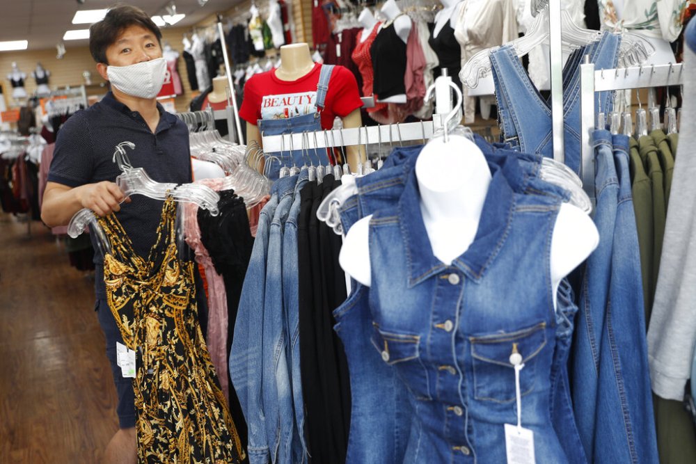 Algunos comercios no esenciales volverán a abrir en la Gran Manzana. (AP)