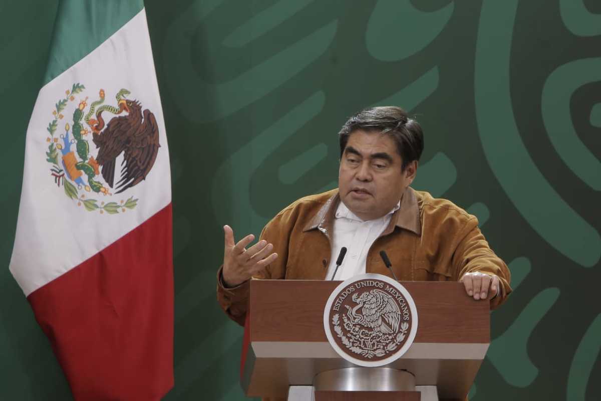 El gobernador de Puebla, Miguel Barbosa, en conferencia del Presidente. (Ariana Pérez)