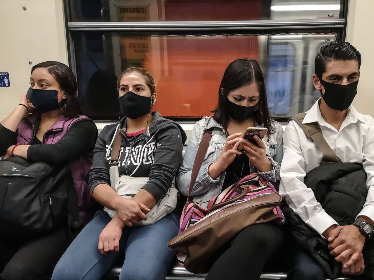 Jóvenes con cubrebocas en el metro de la CdMx (Caurtoscuro).