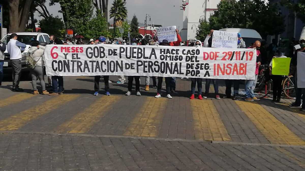 Piden extrabajadores del Seguro Popular que les apruebe el presidente su contratación. (Rafael González)