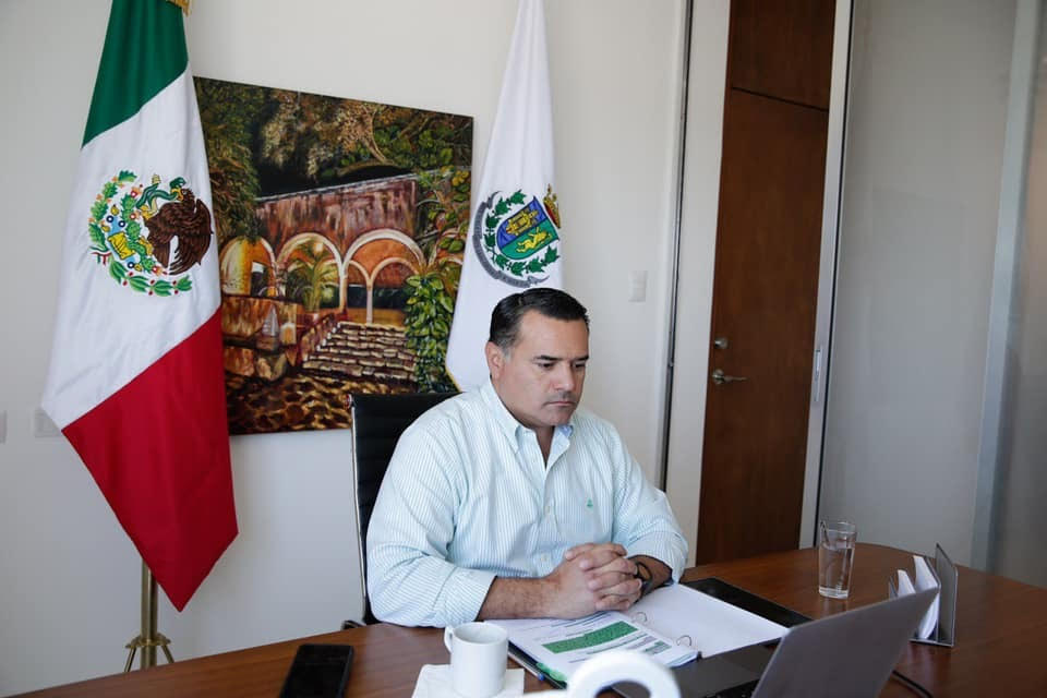 El alcalde de Mérida, Renán Barrera Concha, en su oficina durante la pandemia por coronavirus. (Especial)