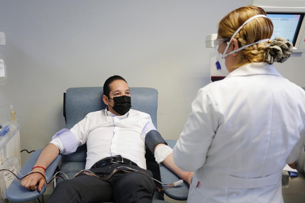 El gobernador durante el proceso de donación de plasma. (Especial)